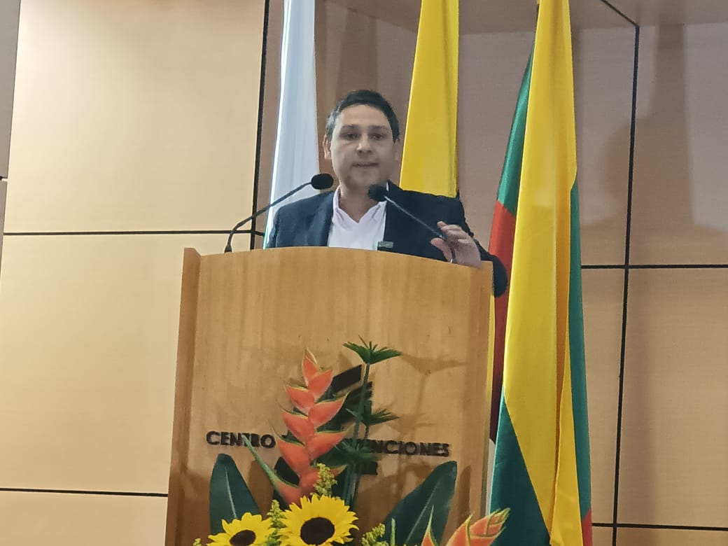 ImpactoTIC's tweet photo. "La tecnología tiene que ser el elemento fundamental para el desarrollo del país", afirma el Ministro #TIC, @MauricioLizcano, durante el #ExpoComuTV. https://t.co/U8nvy5kOKV