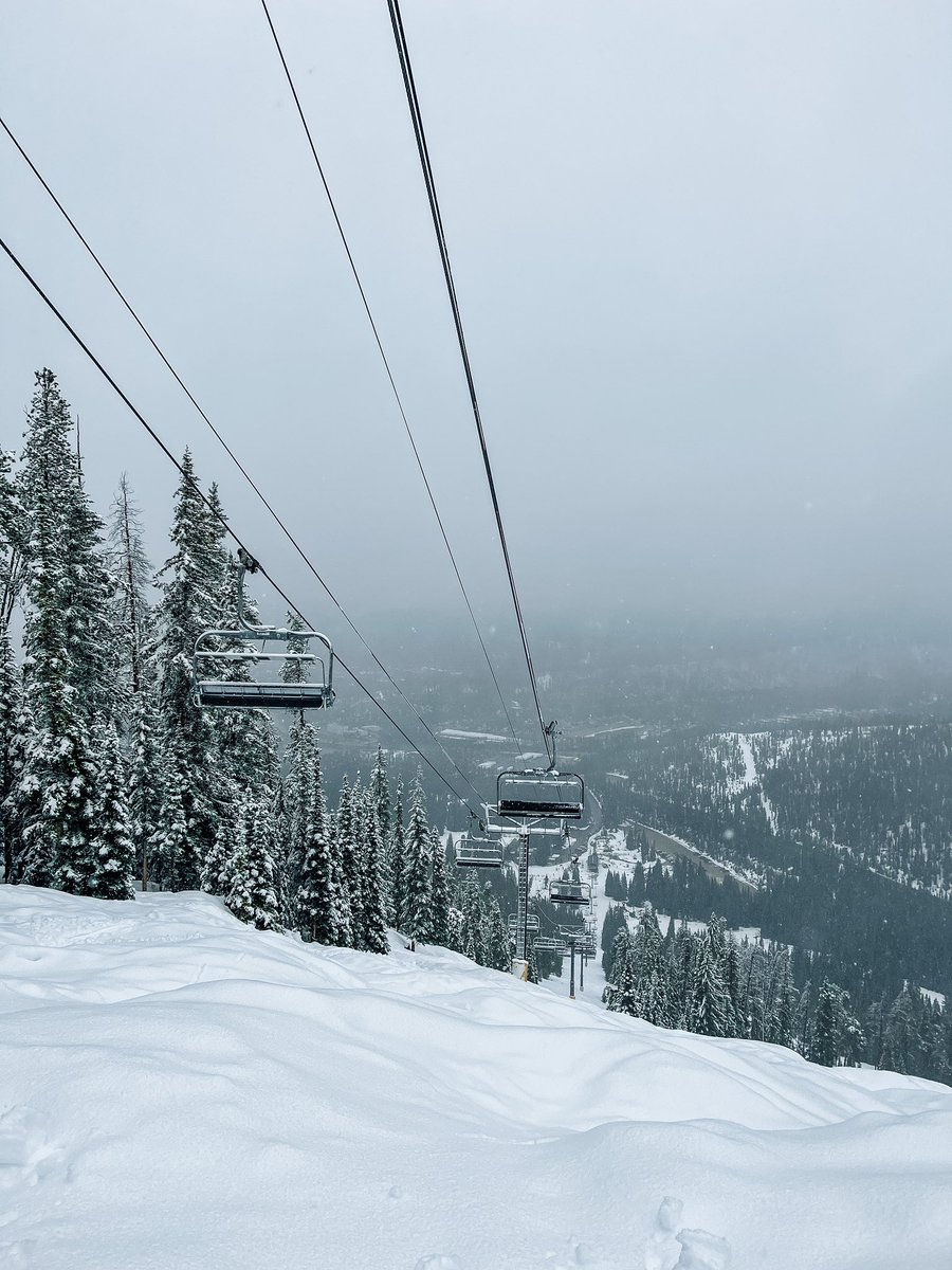 WinterPark's tweet photo. What’s that? 👂 9 fresh inches of that good stuff in the last 24 hours?! You heard that right! 😍 

Join us for some powder laps this weekend at Mary Jane!! We’re still skiing ALAP. 🎉 

📷: Ariana Sanchez
 
#WinterParkResort #PowderAlert https://t.co/4lD1lwqEoq
