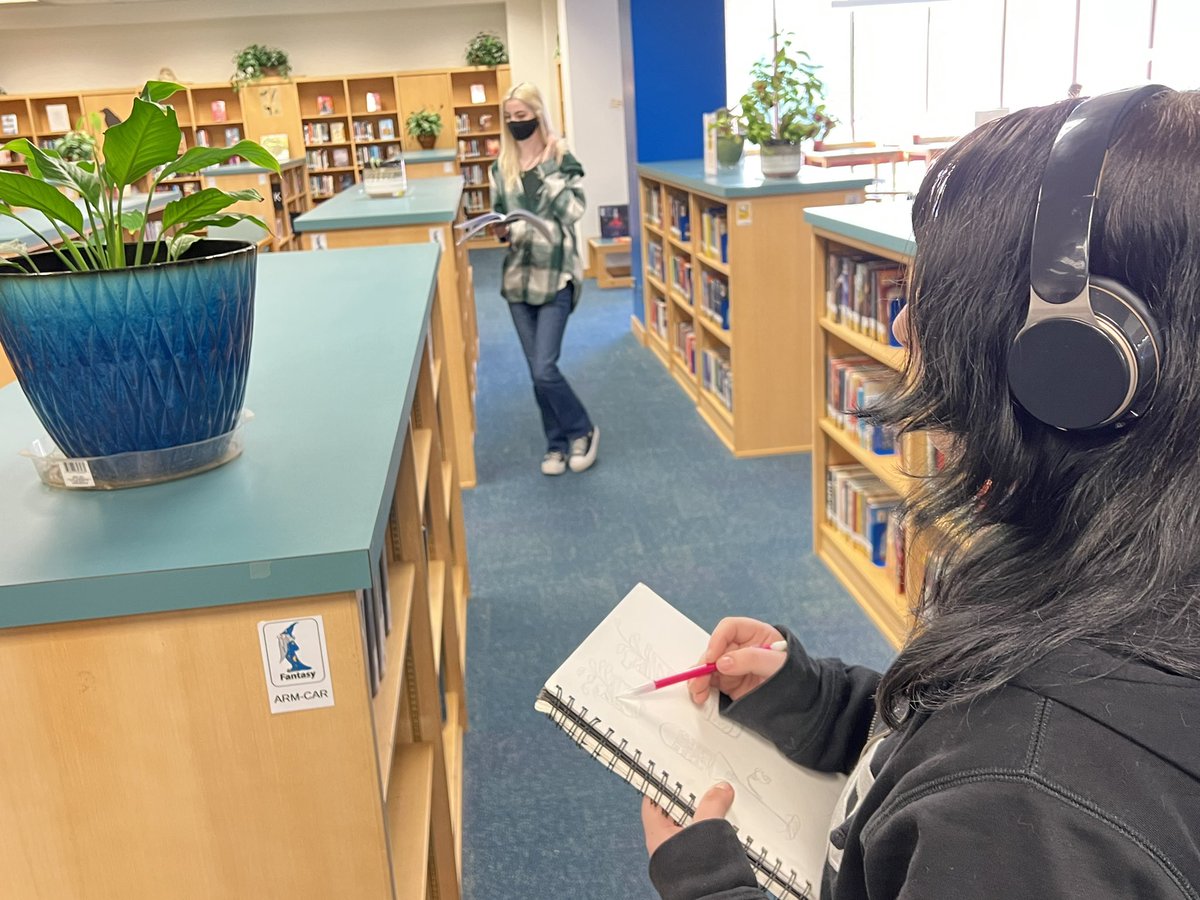 OscarSmithHigh's tweet photo. Ms Martino’s Drawing 1 students continue with their observational gesture drawings. They were challenged with sketching objects found throughout the library! #ObservationalSkills #ArtForLife #SmithDraws #HighSchoolArtists @OFSAmbushNation #smithset https://t.co/FjfYCugKl3
