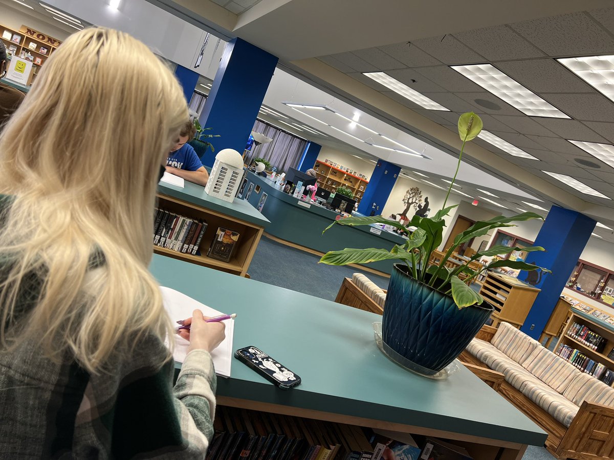 OscarSmithHigh's tweet photo. Ms Martino’s Drawing 1 students continue with their observational gesture drawings. They were challenged with sketching objects found throughout the library! #ObservationalSkills #ArtForLife #SmithDraws #HighSchoolArtists @OFSAmbushNation #smithset https://t.co/FjfYCugKl3