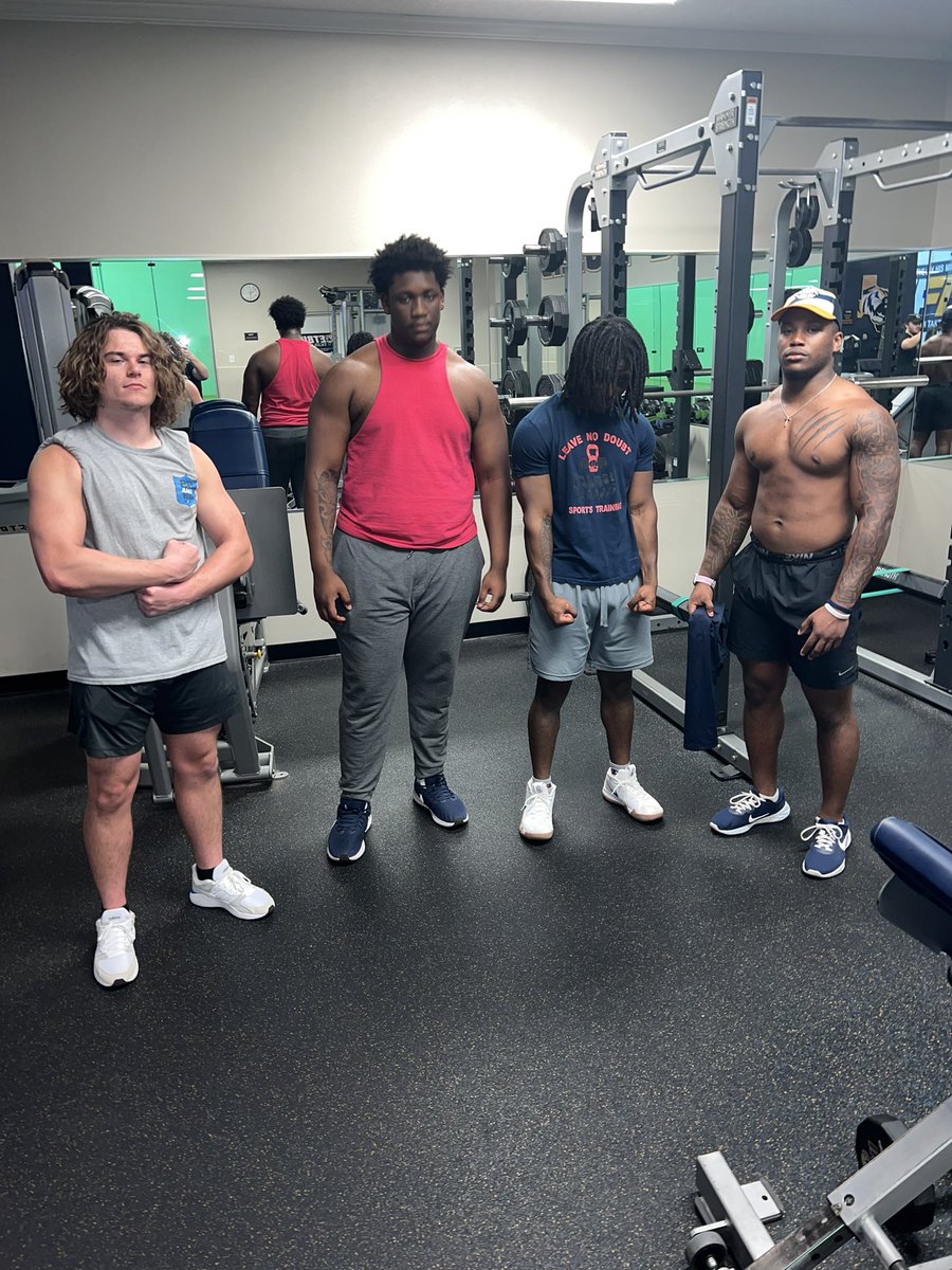 ElijahNicholso6's tweet photo. Last workout with the fellas, finna be scary for the ‘24 season @ColtonYar_2x https://t.co/ITVqT6Y5yJ