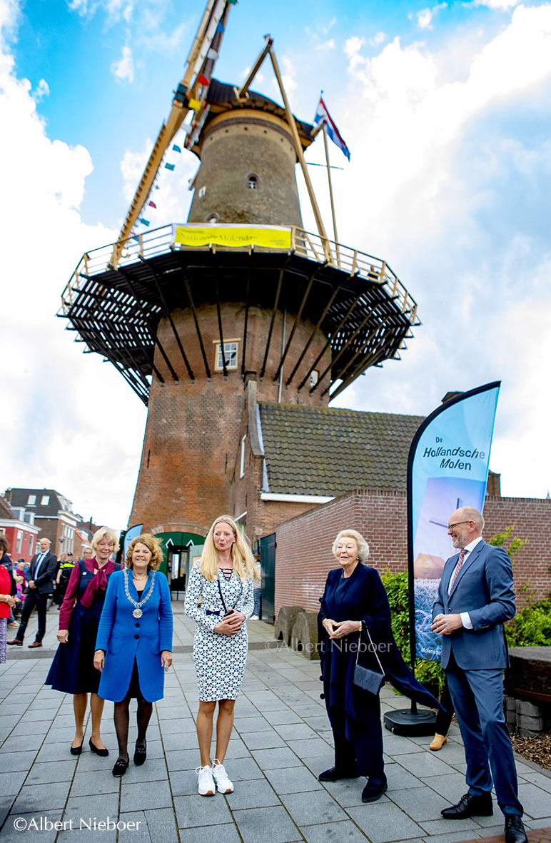 Royaleurope's tweet photo. Prinses Beatrix opent de Nationale Molendagen 2023 in molen De Roos in Delft. Het is de 50ste keer dat de Nationale Molendag wordt georganiseerd door De Hollandsche Molen. ©Albert Nieboer #molendag #prinsesbeatrix #Deroos https://t.co/JLfSdqfnCb