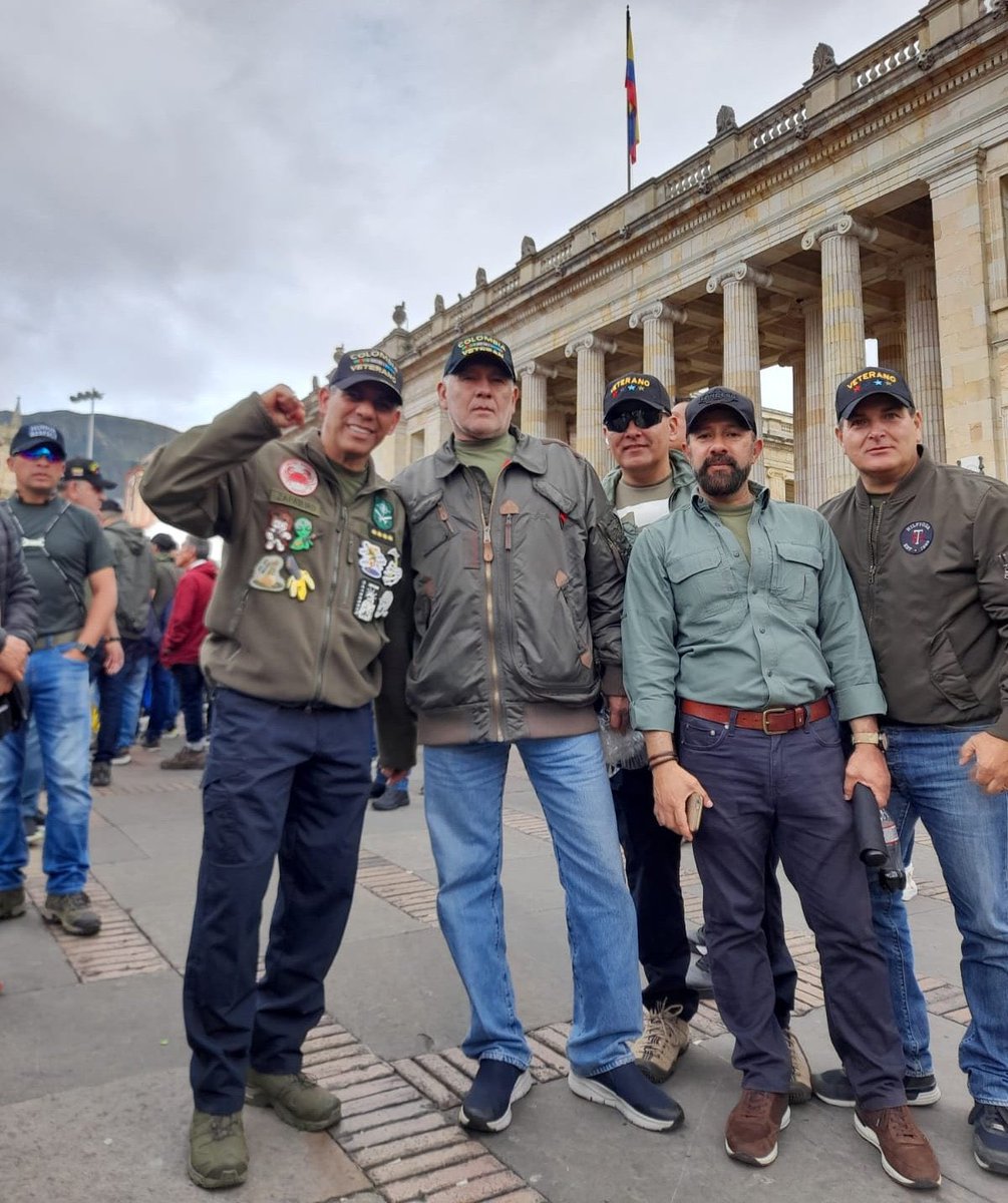 petrogustavo's tweet photo. Ayer Mancuso, el paramilitar, aportó a la verdad y a la construcción de la paz, al narrar los dias de horror que construyó con el  poder politico y militar. Hoy ante el mismo tribunal va detenido el coronel Hernán Mejía, el militar, por burlarse de la verdad y de la paz.

El coronel estaba en la marcha con el exgeneral Zapateiro. Invito a Hernán y a Zapateiro a vivir este momento de la historia que es el de la Paz, la verdad, el pueblo y la democracia. Nuestra sociedad merece ser conducida hacia la Paz y no hacia la violencia.