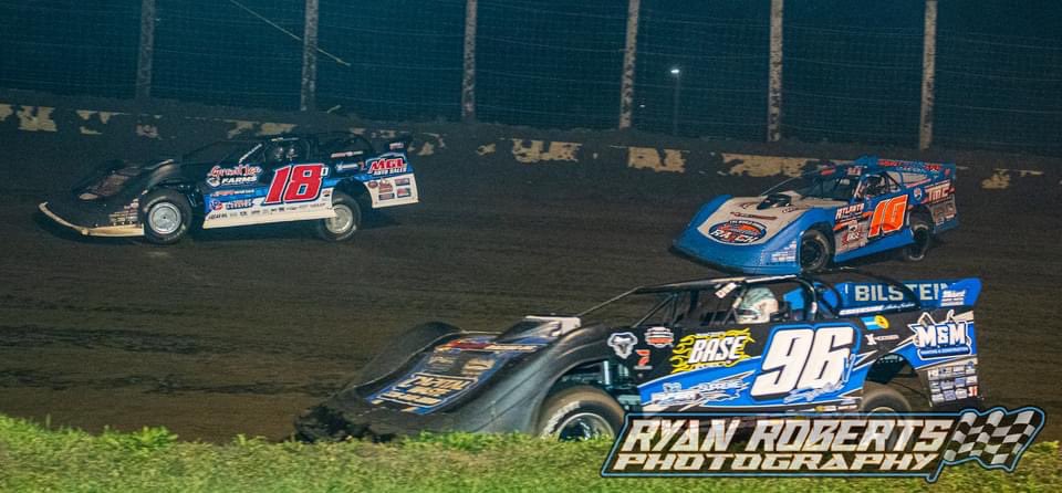 dwilson18D's tweet photo. Some great photos from last night’s Illinois Speedweek visit to Lincoln Speedway. We’re at Farmer City Raceway tonight for $25,000 with @lucasdirt 🤘🏼

📸 @RRoberts96 Photo https://t.co/AbMxisDAHc