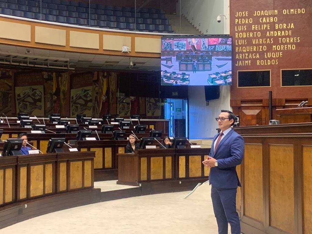 P_CiudadanaAN's tweet photo. Estudiantes de La @lacentralec  de la carrera de derecho, recibieron un curso de Gestión Legislativa, con el Secretario de Relaciones Internacionales de la @AsambleaEcuador 
El ab. @santiagoma67810 Coordinador General de @P_CiudadanaAN, inauguró el evento.
#DelDiálogoALosHechos https://t.co/Mf7DOq5TTU