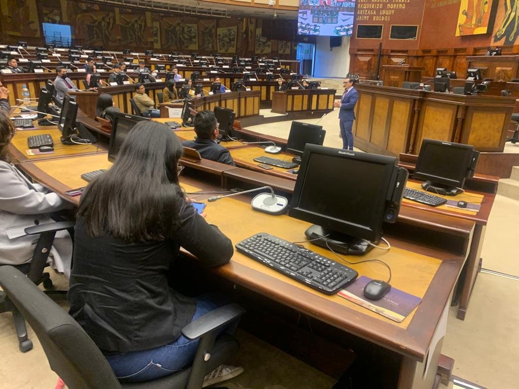 Estudiantes de La <a href="/lacentralec/">Universidad Central del Ecuador</a>  de la carrera de derecho, recibieron un curso de Gestión Legislativa, con el Secretario de Relaciones Internacionales de la <a href="/AsambleaEcuador/">Asamblea Nacional</a> 
El ab. <a href="/santiagoma67810/">san_tiago.marcelo</a> Coordinador General de <a href="/P_CiudadanaAN/">Coordinación General de Participación Ciudadana AN</a>, inauguró el evento.
#DelDiálogoALosHechos