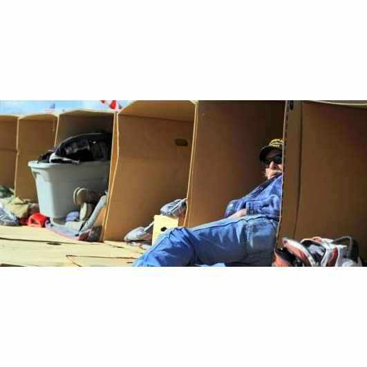 TanVanHuizen's tweet photo. I see scruffs of hair &amp; bloodshot eyes
Peer thru bags and cardboard huts
The city streets on borrowed time
Concrete beds &amp; sidewalk floods
#vss365 https://t.co/wxOfVvjud8
