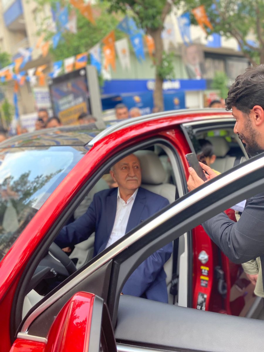 Tsknkbrr's tweet photo. Bugün Batman da yerli ve milli otomobilimize TOGG’a binen dedem, heyecandan ve aşırı sevgiden ağlamış mıdır🥹 Reis gör şu dedemi yaaa @RTErdogan @Togg2022 https://t.co/s8vSdDBwVZ