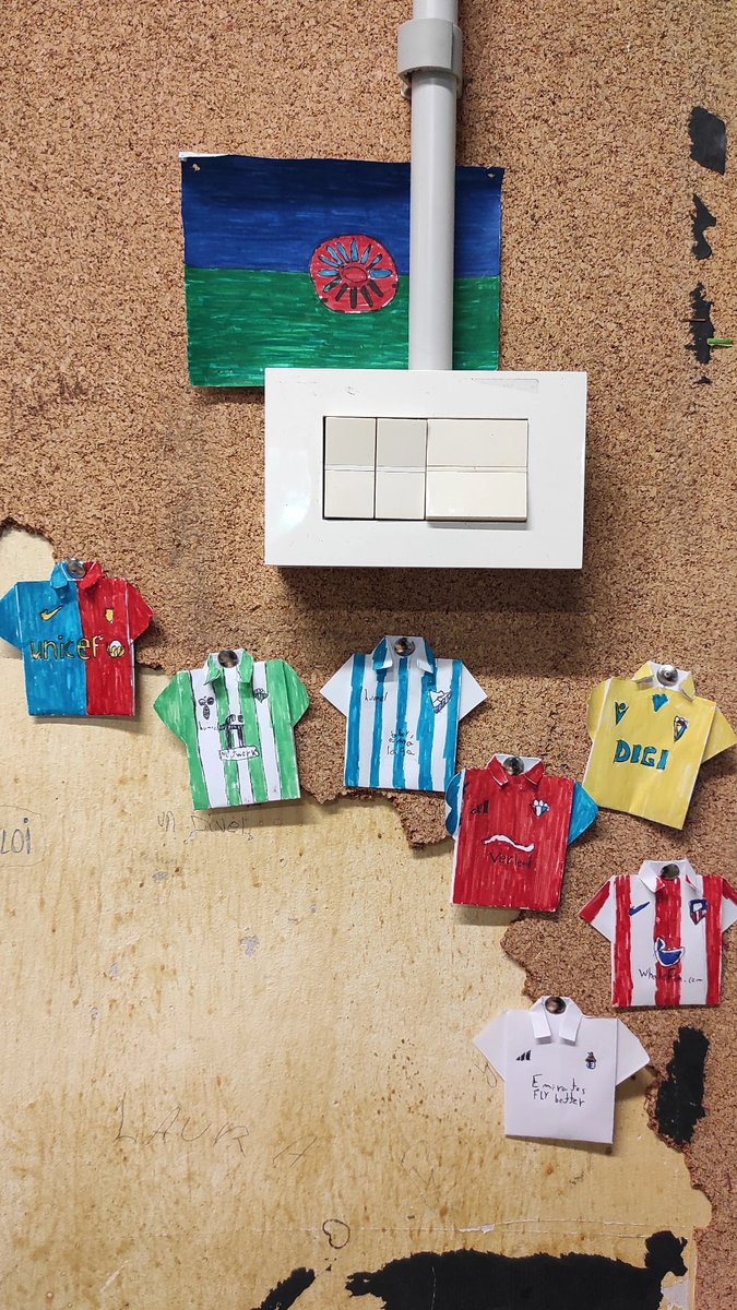 Entreu en una aula buida, en acabar la jornada, i intenteu observar què us diu l'espai. Busqueu-hi els signes d'avorriment, de protesta, els intents de fer-s'hi un racó més habitable, els somiejos, les vies d'escapament, el rastre que deixa tota la vida escolar subterrània.