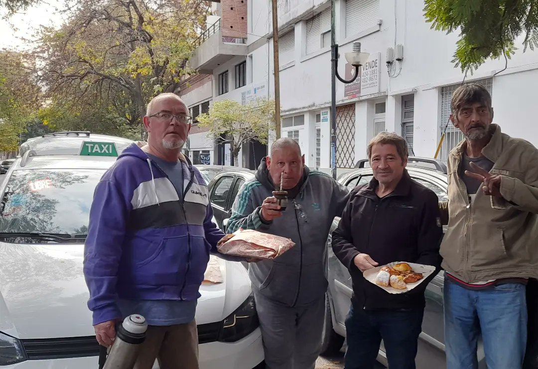 BeronTaxi's tweet photo. #MATEAMOS🧉en la Parada de Taxis de la Clínica Ipensa ( calle 4 y esquina 59 ) charlamos con los colegas del tránsito, nuestra hermosa ciuda y de todo un poco .
#yoamomiciudad💖  @JulioGarro https://t.co/dijhWDOrsq