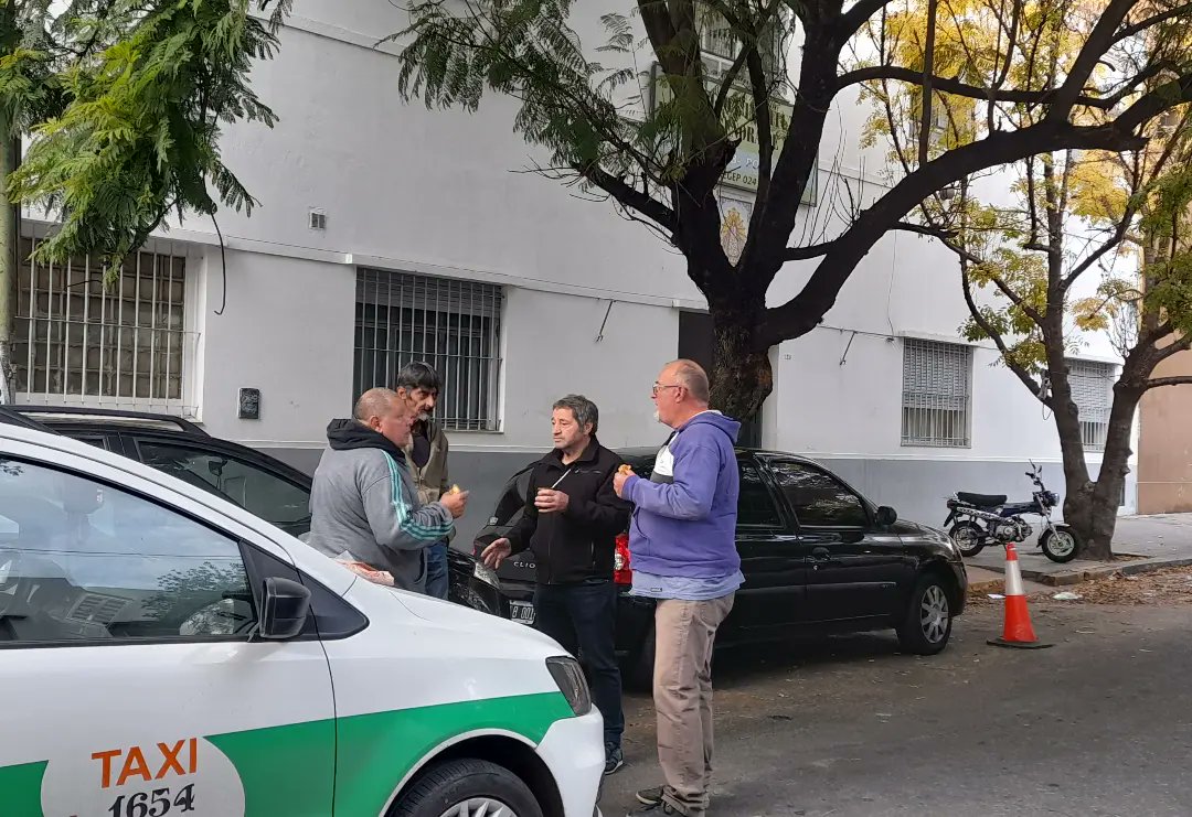 BeronTaxi's tweet photo. #MATEAMOS🧉en la Parada de Taxis de la Clínica Ipensa ( calle 4 y esquina 59 ) charlamos con los colegas del tránsito, nuestra hermosa ciuda y de todo un poco .
#yoamomiciudad💖  @JulioGarro https://t.co/dijhWDOrsq