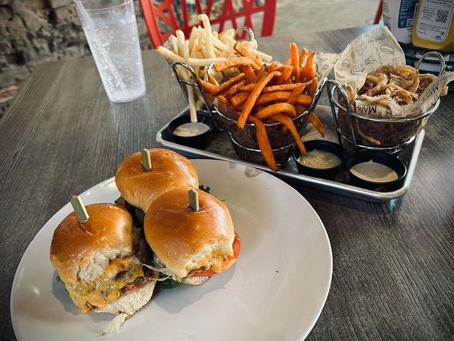 *Slide* 🍔 on in and grab a bite! We'll be waiting 😎

📸: @ashleenichols02 on IG

#whatsforlunch #yeahthatgreenville #columbiasc