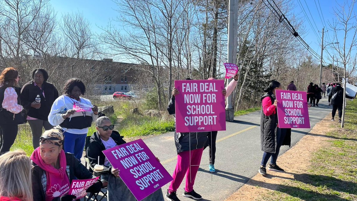 BigJMcC's tweet photo. Hey @TimHoustonNS, @AllanMacMaster & @BeckyDruhan, we know this is municipal & @CUPE5047 education workers are provincial - but there’s only ONE taxpayer.
This certainly looks like you’re offering a group of predominantly female workers half of what @ATU508 members got. #nspoli https://t.co/RT88Ern4RF