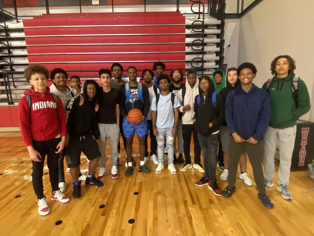 CULTURE: St Mary’s University <a href="/StMUmbb/">St. Mary's Men's Basketball</a> basketball player and Manor alumni Blake Fisher <a href="/bfish310/">bfish3</a> came back this morning to shoot with the players and uplift them with his presence. A WORLD CLASS young man indeed 🏀
Manor Pride  #Brotherhood 
🔴⚫️ RUN AS ONE 🐎 💨 <a href="/Manor_Sports/">Manor ISD Athletics</a>