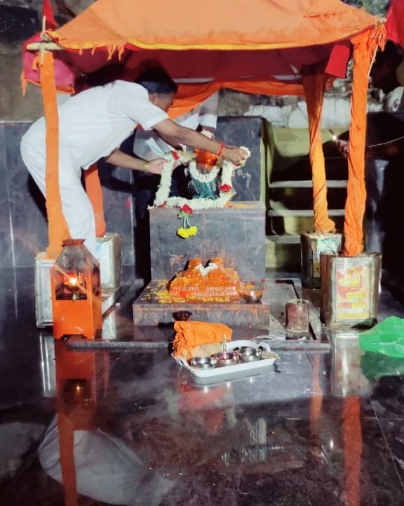 ParannaMBJP's tweet photo. ನಾಳೆಯ ಚುನಾವಣೆ ಫಲಿತಾಂಶದ ಹಿನ್ನೆಲೆಯಲ್ಲಿ ಪವಿತ್ರ ಸುಪ್ರಸಿದ್ಧ ಕ್ಷೇತ್ರ ಹನುಮನ ನಾಡು ಅಂಜನಾದ್ರಿಗೆ ಇಂದು ಭೇಟಿ ನೀಡಿ, ವಿಶೇಷ ಪೂಜೆ ಸಲ್ಲಿಸಿ ಆಂಜನೇಯನ ಆಶೀರ್ವಾದ ಪಡೆಯಲಾಯಿತು.

#Gangavathi https://t.co/TBEdL7faHm
