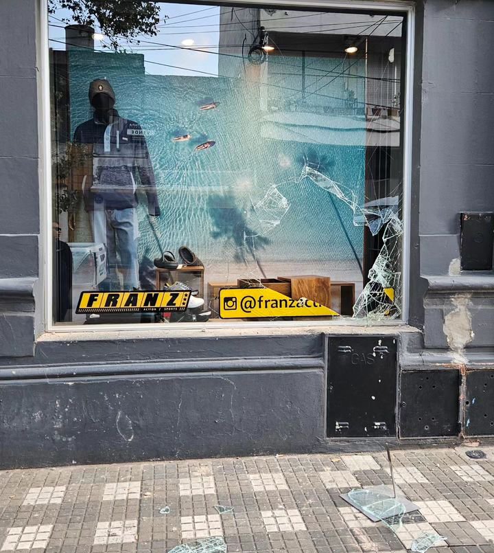 Torres_matias's tweet photo. #Zárate Robaron en comercio céntrico. Los delincuentes se llevaron lo que encontraron en la vidriera del local ubicado en Ameghino al 700 entre Justa Lima y 19 de Marzo.
"Exigimos seguridad y justicia a quienes tienen el deber de brindarla" expresaron los comerciantes. https://t.co/xAg1dhVdit