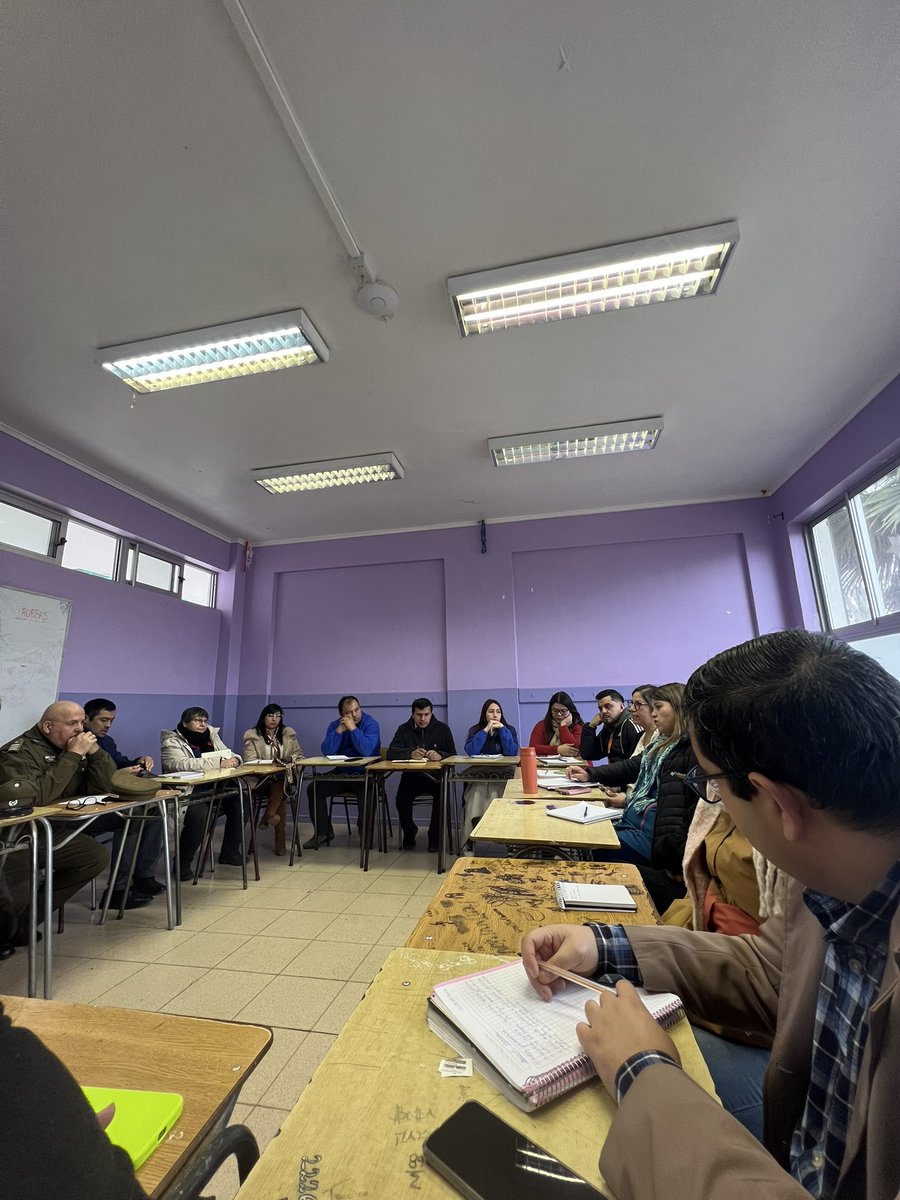 SLicanten's tweet photo. Durante estos días se llevó a cabo una importante reunión comunal en la que participaron diversos actores relevantes del intersector para abordar estrategias destinadas a prevenir el consumo de alcohol y otras drogas en la  comuna.
#todospodemosprevenir #mascomunidadmasprevención https://t.co/R21IRWsThI