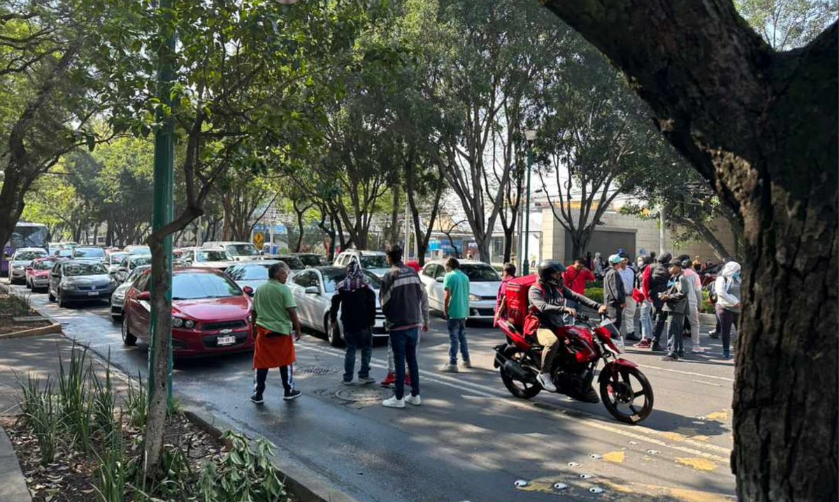 GrupoT21's tweet photo. #ANRA #SICT #DGAF #MiguelÁngelDeQuevedo #CDMX 
Integrantes de la ANRA realizaron bloqueos en Miguel Ángel de Quevedo frente al centro comercial Oasis, exigiendo una ágil respuesta a los trámites ante la @SICTmx y en particular la Dirección General de Autotransporte Federal. https://t.co/cAUk8EXRLq