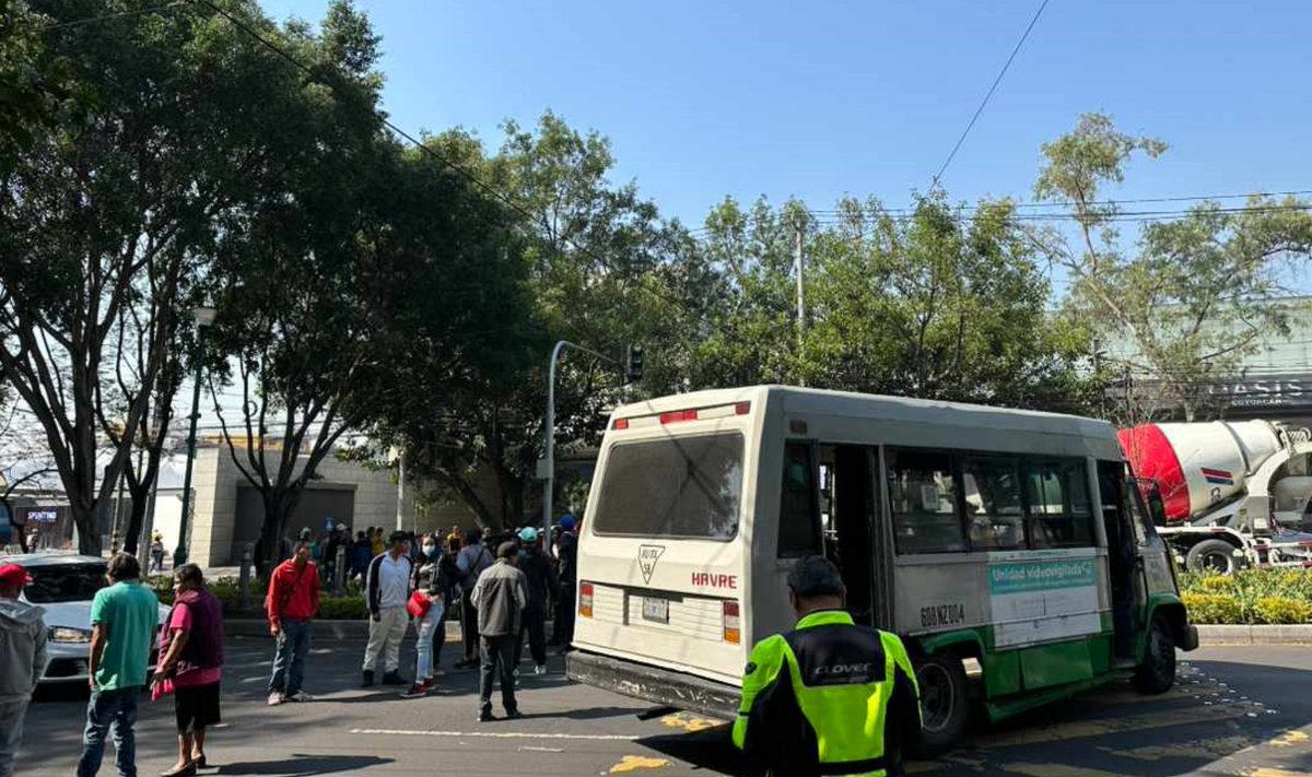 GrupoT21's tweet photo. #ANRA #SICT #DGAF #MiguelÁngelDeQuevedo #CDMX 
Integrantes de la ANRA realizaron bloqueos en Miguel Ángel de Quevedo frente al centro comercial Oasis, exigiendo una ágil respuesta a los trámites ante la @SICTmx y en particular la Dirección General de Autotransporte Federal. https://t.co/cAUk8EXRLq