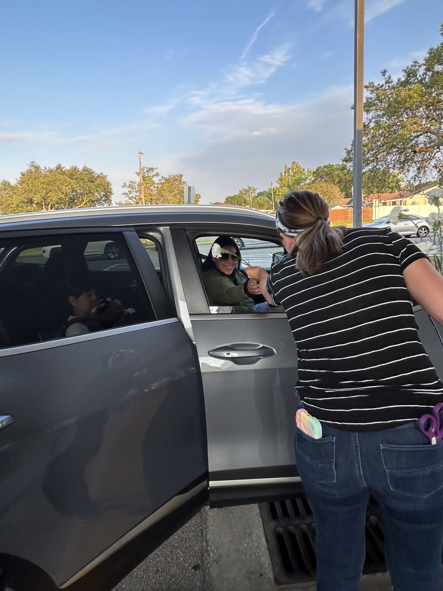 Lots of smiles in the car line today. Our staff handed out carnations to all the moms in the car line. Kids and dads Mother's day is this Sunday. <a href="/HillsboroughSch/">Hillsborough Schools</a> <a href="/ScardinoJ/">Julie Scardino</a>
