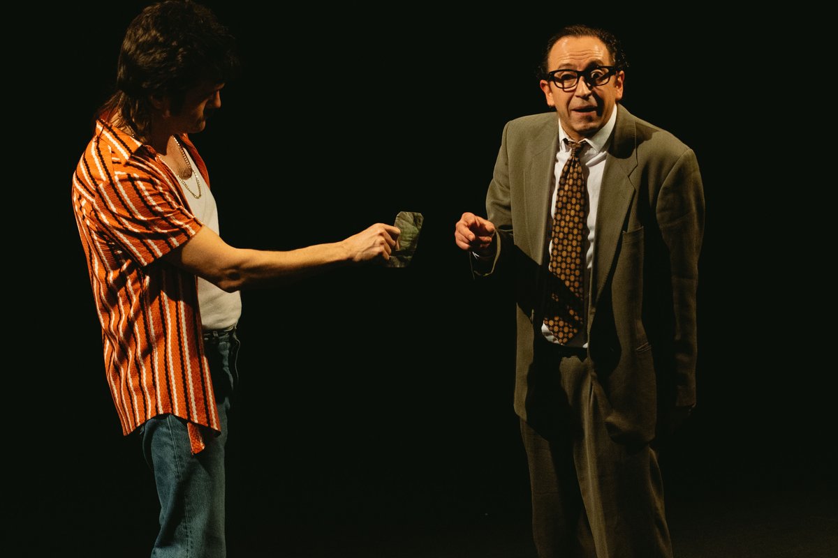 salaversus_gl's tweet photo. #ElRegneDeLesAnguiles @laminimalteatre

⏰Avui a les 20h

💰La cobdícia de tres desgraciats que els porta a crear les seves pròpies lleis.

Text: Albert Pijuan
Dir: @DanielaDeVecchi i Toni Figuera 
Amb Carles Cruces, Joan Martínez i Neus Soler

🎟https://t.co/Zsq6qYYcCt https://t.co/sXwI8bTtFr