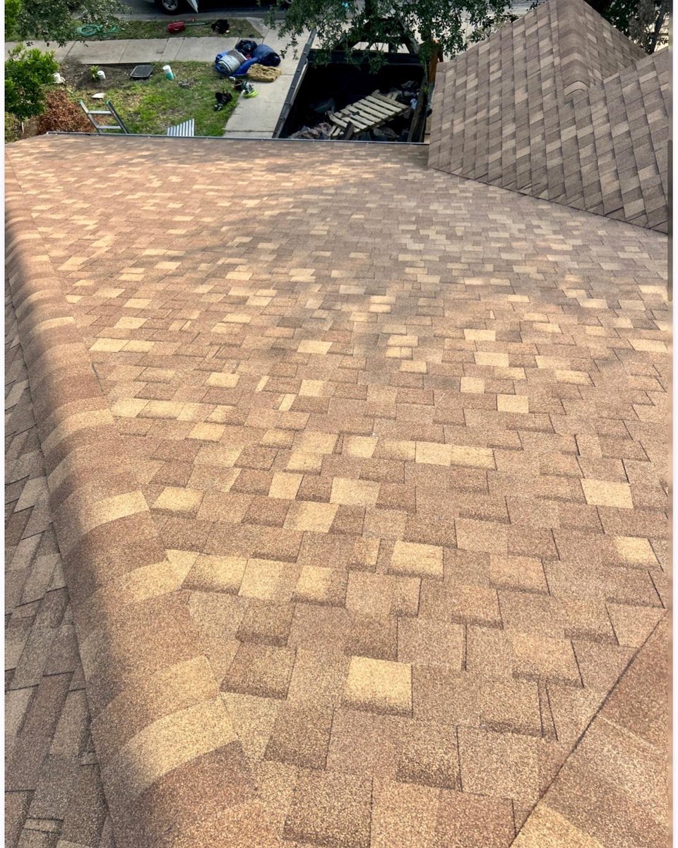 C2CRoofs's tweet image. Check out this incredible CertainTeed resawn shake shingle! It transformed this home 🏡 give us a call 📞 today to schedule your free roof inspection 🧐  888-315-0169 #austinroofing #roofing #austincontractor #c2croofs