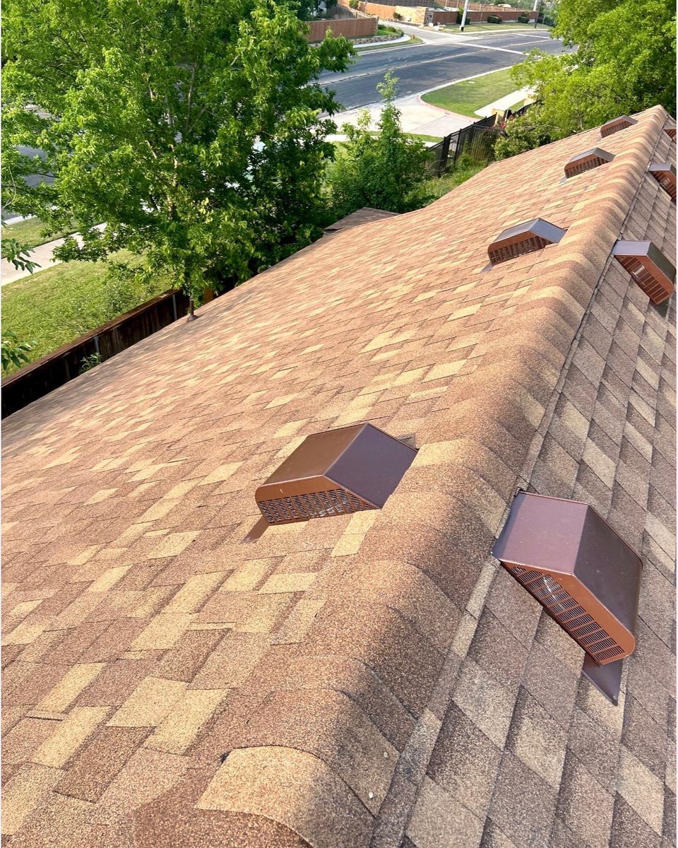 C2CRoofs's tweet image. Check out this incredible CertainTeed resawn shake shingle! It transformed this home 🏡 give us a call 📞 today to schedule your free roof inspection 🧐  888-315-0169 #austinroofing #roofing #austincontractor #c2croofs