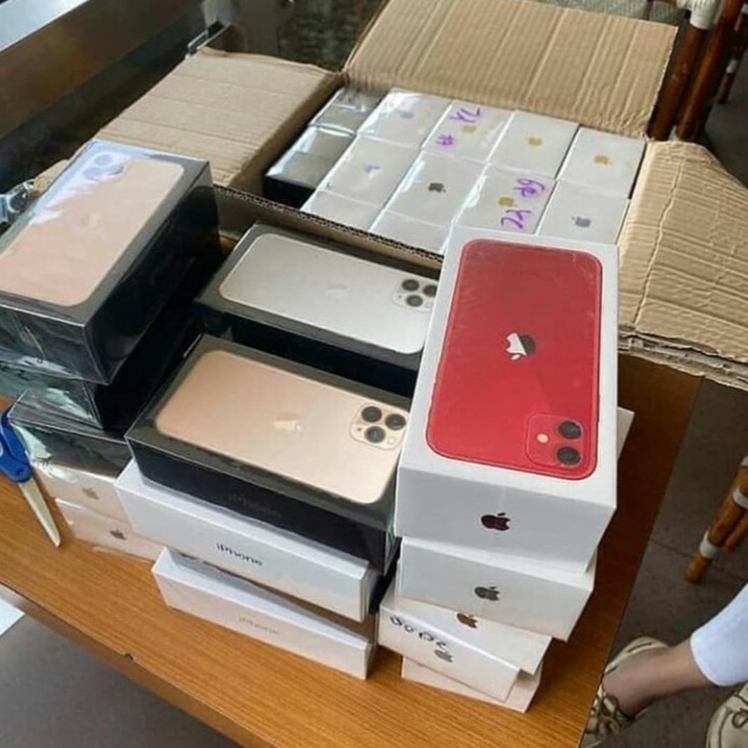 Win_an_iphone14's tweet photo. 🚨GIVEAWAY TIME🚨 We're giving away the BRAND NEW iPhone 13! To enter, follow, retweet &amp; tag 3 friends AND submit your details through our profile link. Winner will be announced in 2 weeks! Don't miss out on this incredible opportunity! #iPhone13Giveaway #EnterToWin https://t.co/sbVudfcsHd