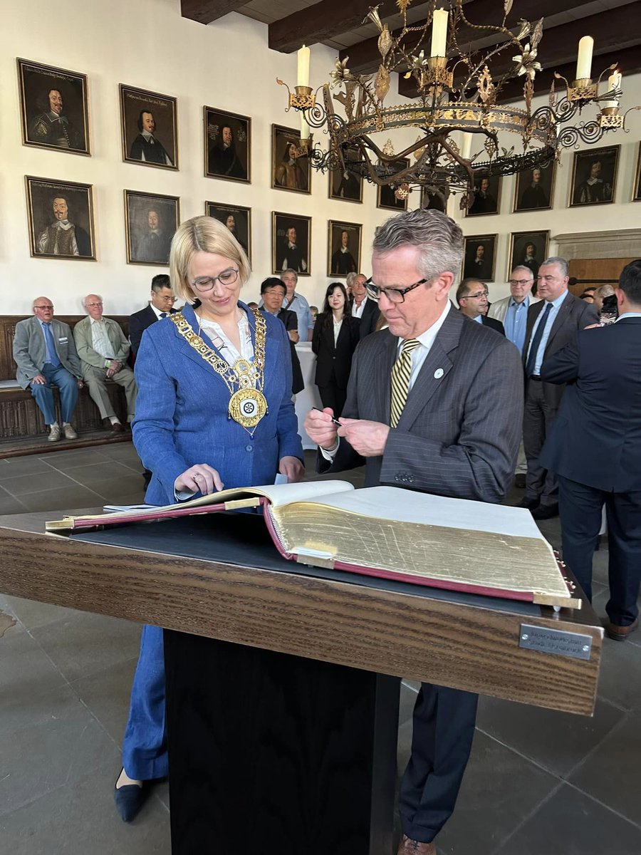 Joining Lord Mayor Katharina Pötter to sign the Peace Book, affirming our sister city relationship with Osnabrück, Germany.