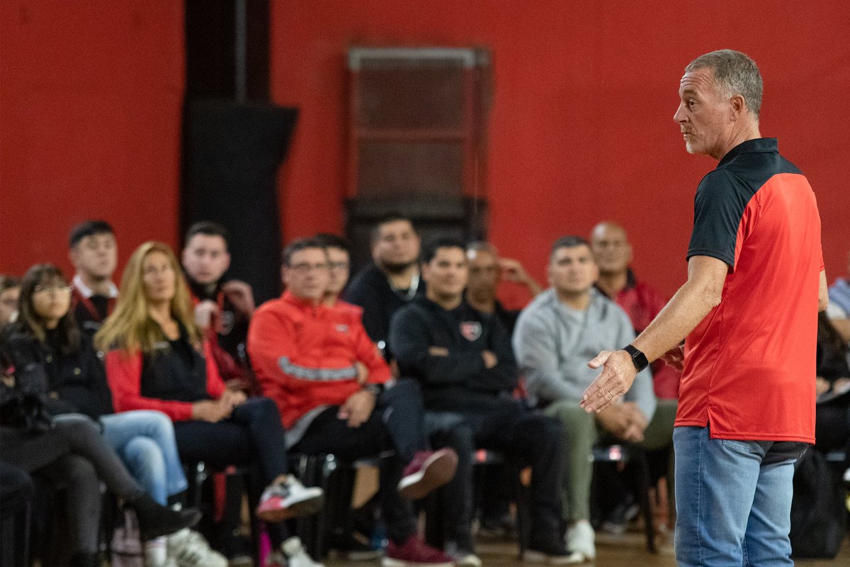 Newells's tweet photo. Capacitación en RCP 🫀

Más de un centenar de trabajadores de la institución realizaron un curso donde fueron instruidos por profesionales de la salud sobre las maniobras de Reanimación cardiopulmonar. https://t.co/TfswDW05TI
