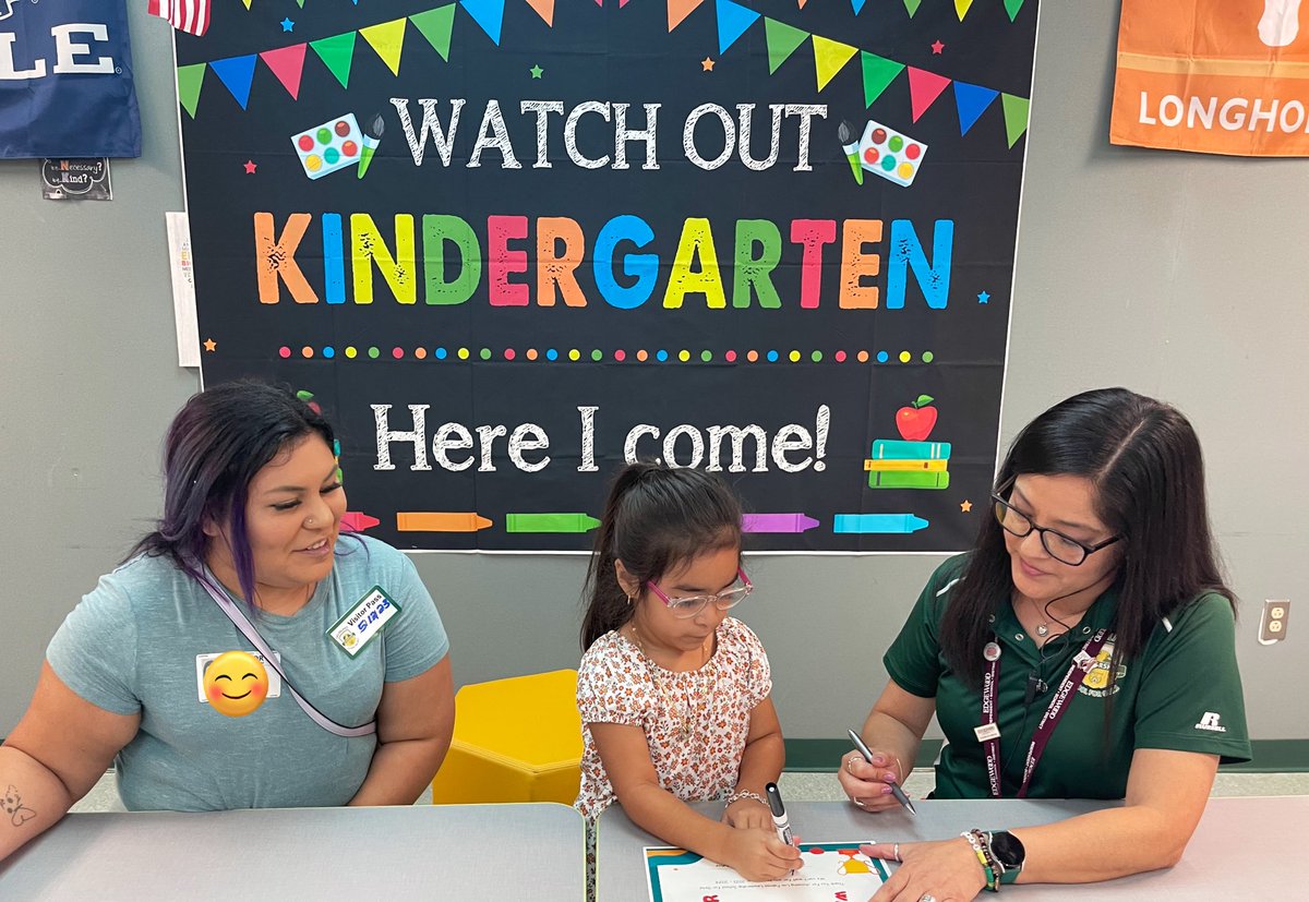 LasPalmasEISD's tweet image. We proudly welcomed our future Kinder leaders from @JOSECARDENASECC and @StaffordECC this morning! They visited classrooms and “Said YES to LPLS” by signing their welcoming certificates. See you in August 2023!! #LPEPawsUp #LPLS4Girls 💚