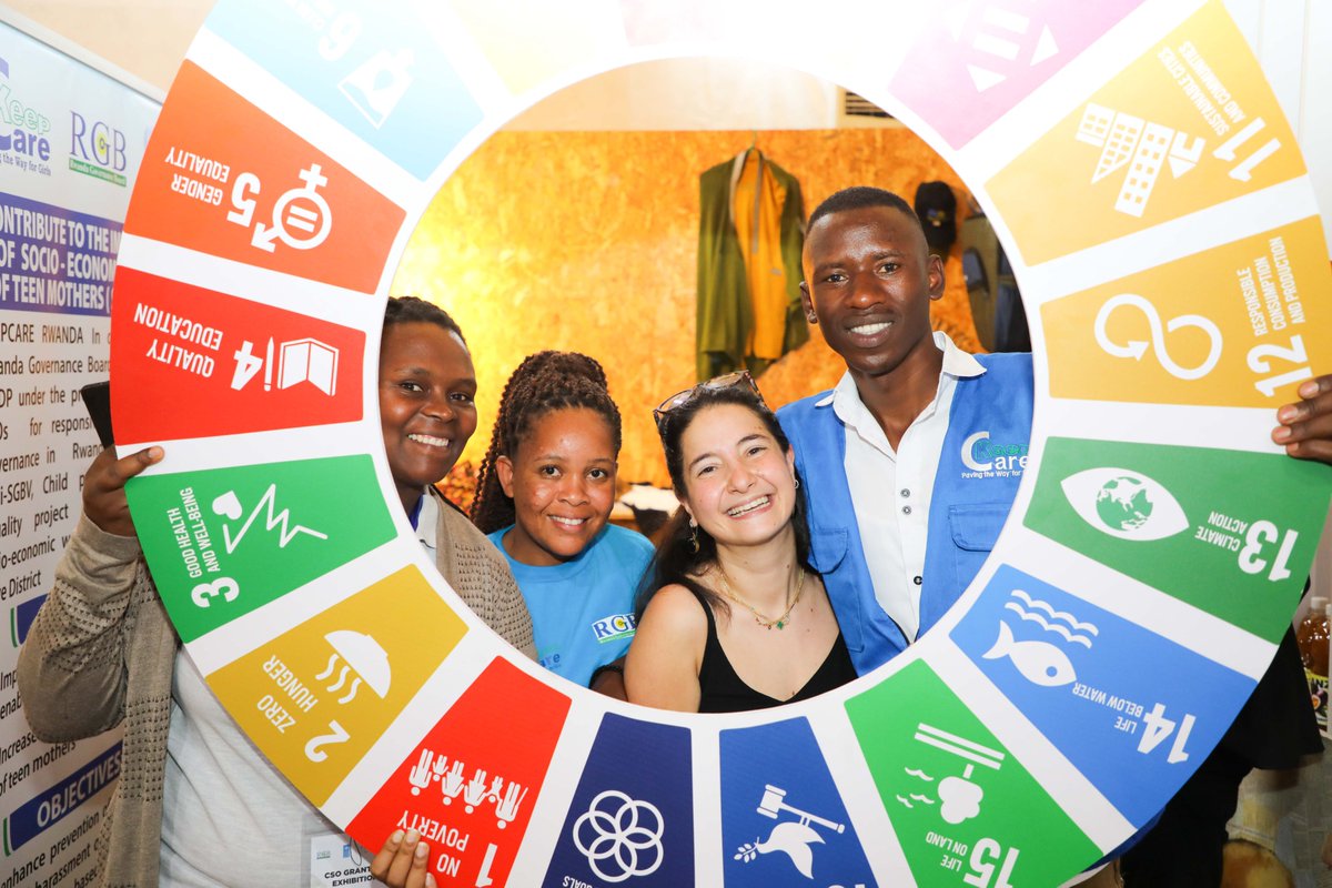 UNDP_Rwanda's tweet image. Shoutout to all the CSOs &amp;amp; partners who showcased their work at the exhibition! Your tireless efforts &amp;amp; innovative solutions are transforming lives. 🙏 to all visitors who stopped by. Together, we can contribute to a more inclusive &amp;amp; prosperous #Rwanda. #CSO4People #CSOWeek2023Rw