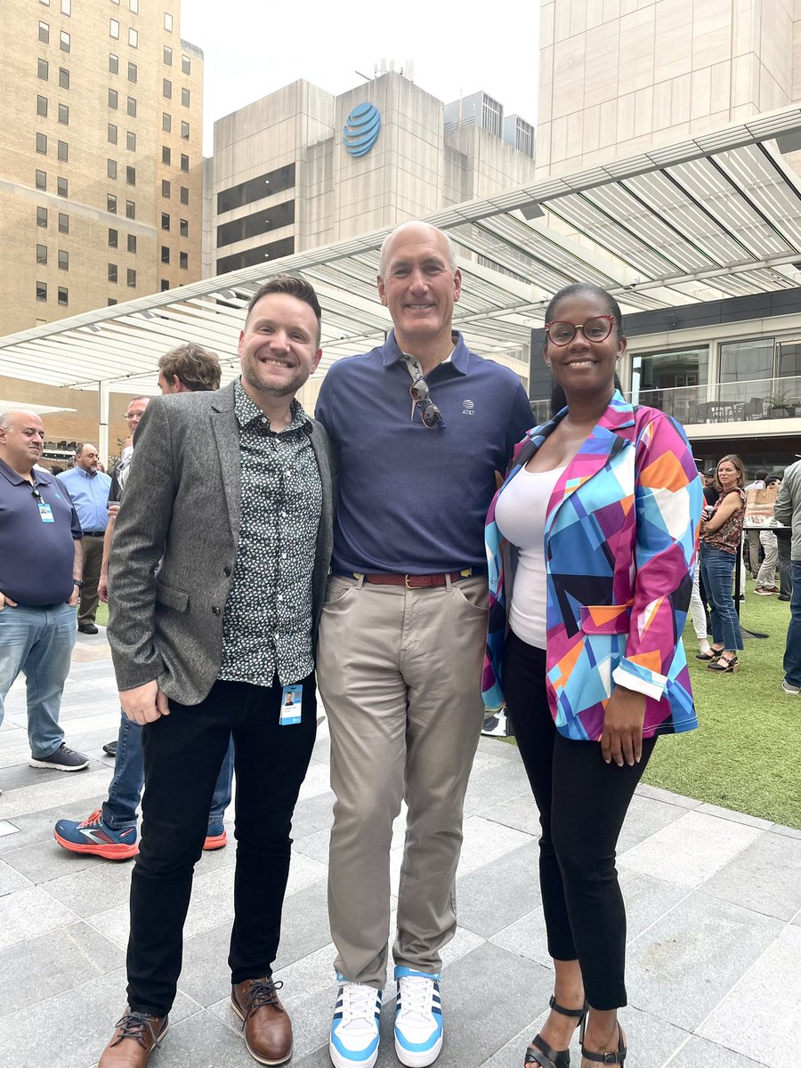 Had a great week in Dallas and got a chance to meet the man himself with my career-long friend @DBennett_Pascal  🙌🙌 #lifeatatt