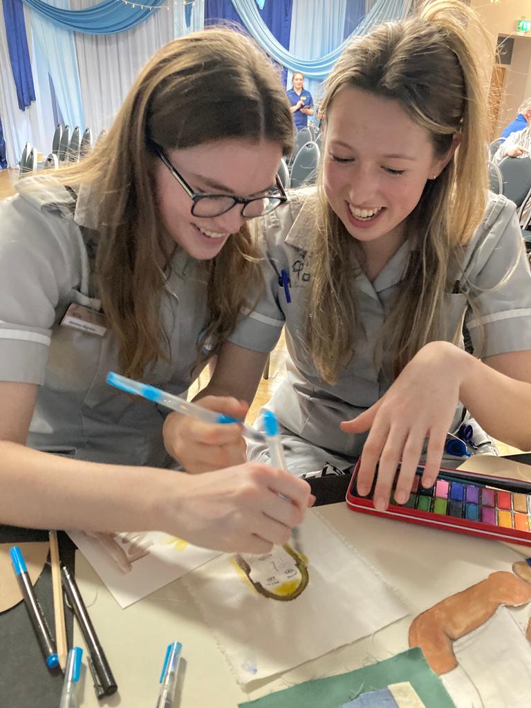 CUHArtsNHS's tweet photo. We've had a great time celebrating #InternationalNursesDay @CUH_NHS with visual artist Sandra Scott and live music from @shackletontrio! Check out this collaborative textile portrait collage by CUH nurses 🙌🏻 #IND2023 #HospitalArts https://t.co/rVxoCliSzM