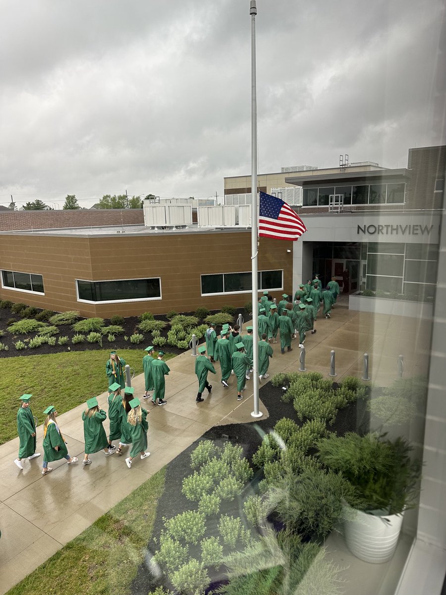 Staley graduates entering Northview for our school parade 💚🖤Congratulations graduates!!