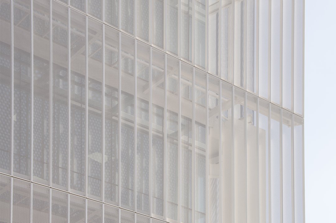 HDLatam's tweet image. ScreenPanel XL es un producto de una sola piel que permite revestir fachadas y se puede instalar en forma vertical u horizontal.

#fachadas #controlsolar #arquitectura #chile