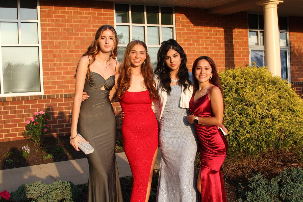 HawksSG's tweet image. What a great #PromNight for our Hawks! #FireAndIce @ChadHarrisonSG @fhansonic @drjconnor299 @SarahOlsavsky #SGClassOf2023 #SGClassOf2024