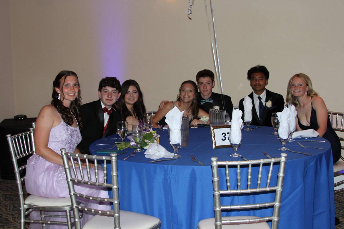 HawksSG's tweet image. What a great #PromNight for our Hawks! #FireAndIce @ChadHarrisonSG @fhansonic @drjconnor299 @SarahOlsavsky #SGClassOf2023 #SGClassOf2024