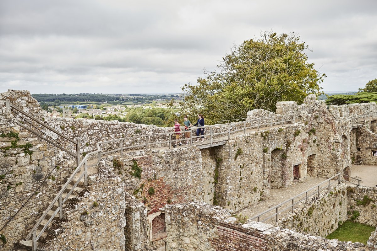 The wall walk takes you on a complete circuit of the medieval castle walls, from where it is easy to appreciate the castle's superb defensive position 🏰✨