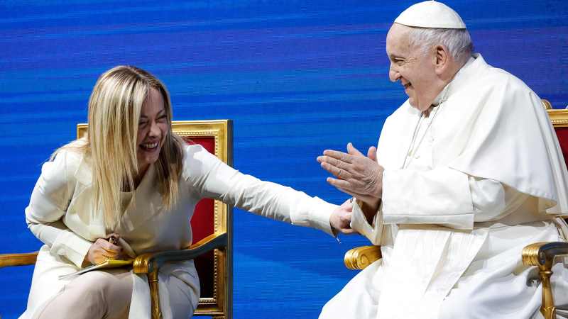 Discutibile la scelta della premier Meloni di vestirsi di bianco come il Papa, che sembrerebbe non rispettare il protocollo vaticano e il "privilegio del bianco" riservato alle regine o alle consorti dei re

Un lungo cappotto bianco strutturato e

ildifforme.it/opinioni/melon…