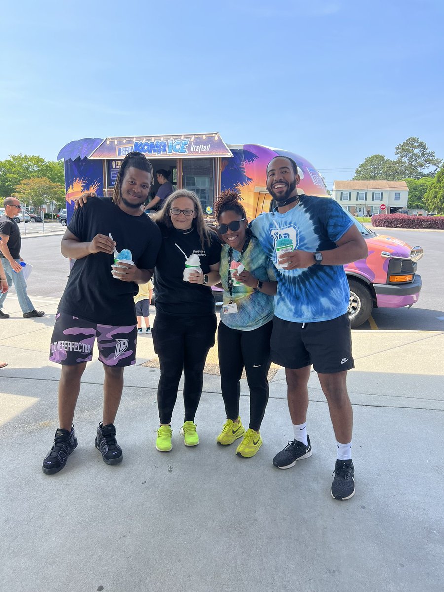 Ending our staff appreciation week with snow cones from Kona Ice! We ❤️ our staff! 🍧🍧@Mrs_StephLopez @amwetmore @PES_Mustangs #pembrokepride