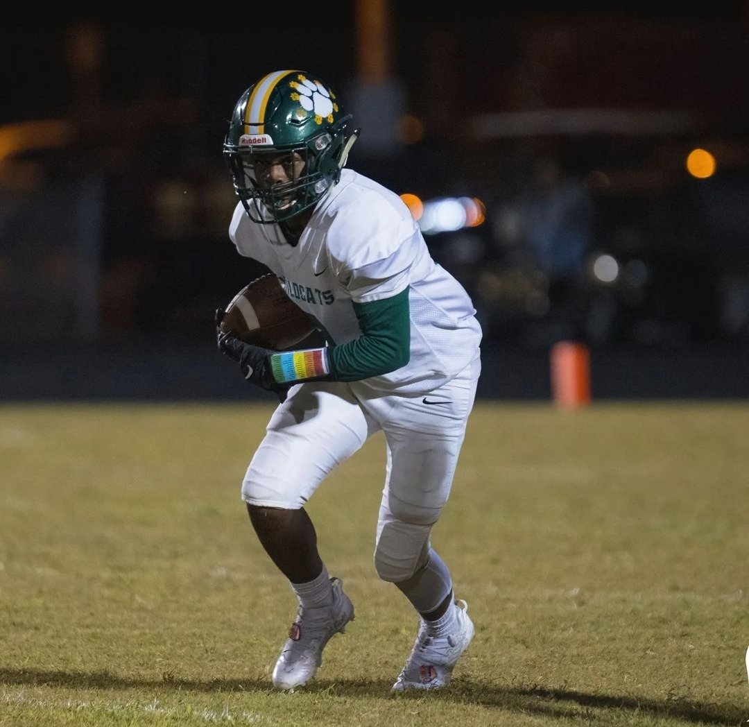 Curt_Campbell43's tweet photo. 2022 Offensive MVP @Lilmarc____ showing burst and quickness during 1v1. The dual Sport Athlete (🏀) had over 1000 all purpose yards this past season. Witness catches and touchdowns from multiple routes within his film. 🔰🏃🏿‍♂️💨 https://t.co/Cct0V2iks4