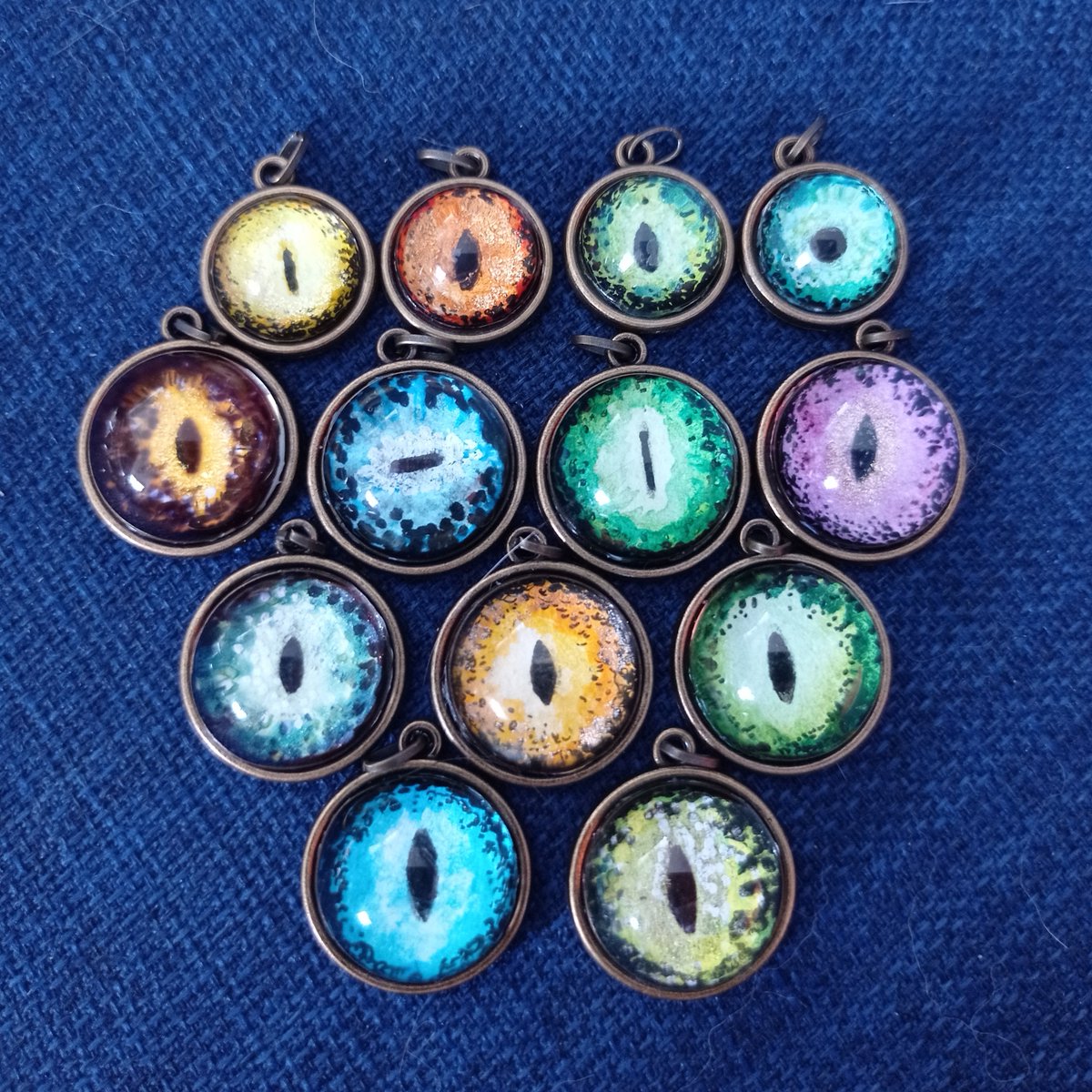 Lycancorp's tweet photo. La série des pendentifs oeil de dragon terminée :)
#eye #watercolor #catseyes #dragoneyes #pendant https://t.co/T9fdwn2hY2