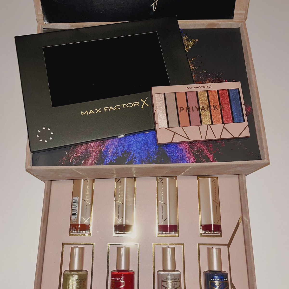 PriyankaDaily's tweet photo. We are absolutely SPEECHLESS!!! Thank you! π§‘ @priyankachopra @TeamPriyanka @MaxFactorUK https://t.co/FS3GaPcQmX