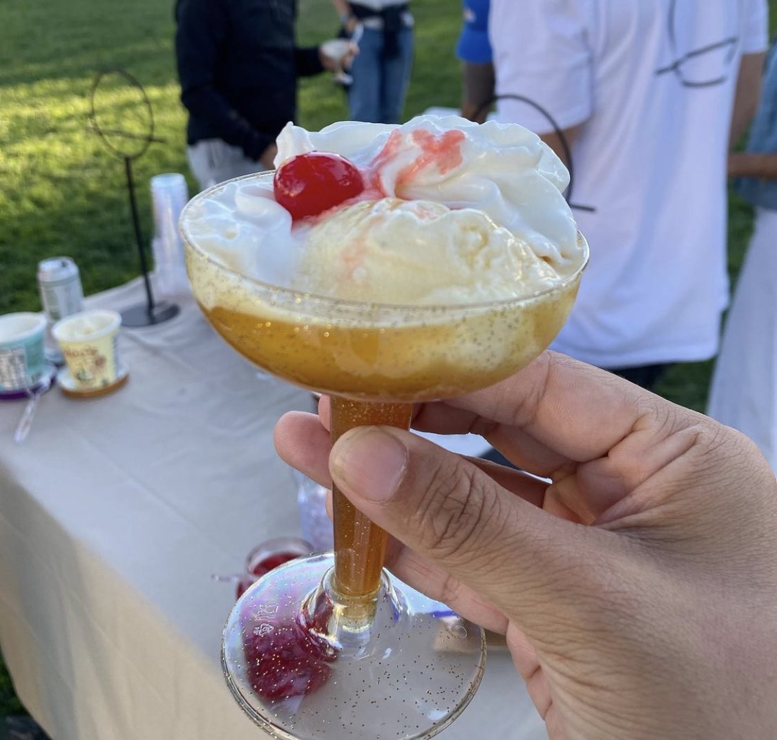 summer means it’s time to bring 
back <a href="/drinkveso/">Veso</a> x <a href="/alecsicecream/">Alec's Ice Cream</a> 
aperitivo floats 🍒🍦🍾

Cc <a href="/ChrisBeyer/">ChrisBeyer</a> <a href="/alecjaffe/">Alec Jaffe</a>