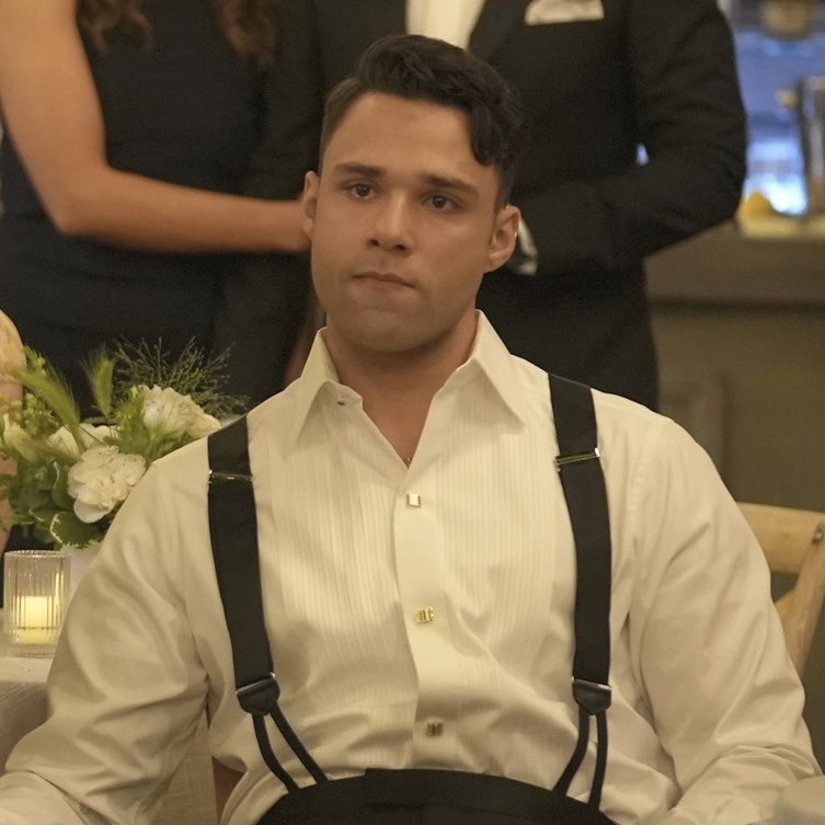 carlosrcyes's tweet image. he’s crying because something happened to gabriel where it seems he can’t make it to the wedding, BUT THEN he manages to when carlos thought he wouldn’t 😊