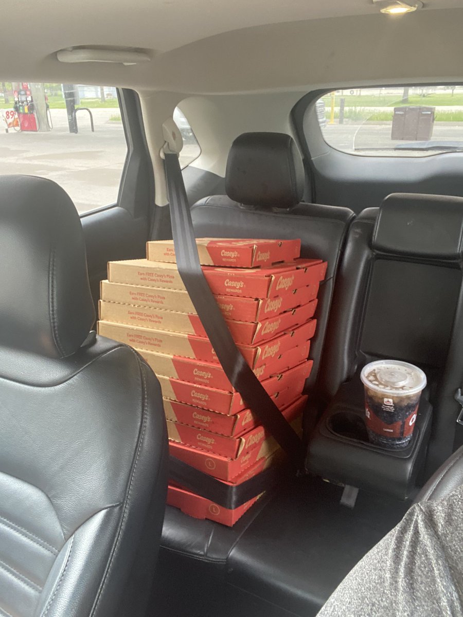 jordandanner44's tweet photo. Protecting @caseysgenstore pizza for @PrincipalDanner at all costs. #TeacherAppreciateWeek #rowvastrong https://t.co/wSnEY6Xw9O