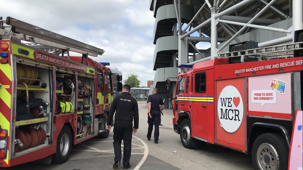 manchesterfire's tweet photo. 🏏Today our Stretford crew and volunteers went to @lancscricket talking to schoolchildren about our work and showing them our engines.

Thanks to everyone who came and said hi 👋 It was lovely to meet you all!
 
Hopefully we've inspired a few of you to become future firefighters. https://t.co/mF8idwkFxR