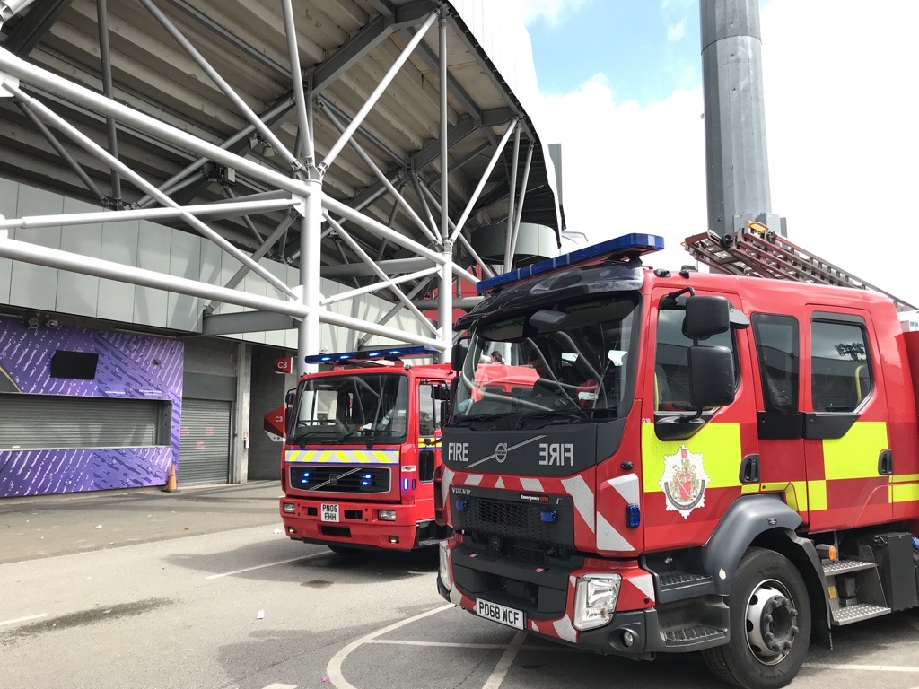 manchesterfire's tweet photo. 🏏Today our Stretford crew and volunteers went to @lancscricket talking to schoolchildren about our work and showing them our engines.

Thanks to everyone who came and said hi 👋 It was lovely to meet you all!
 
Hopefully we've inspired a few of you to become future firefighters. https://t.co/mF8idwkFxR