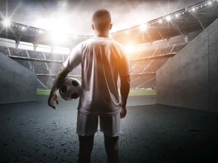 من اكثر لاعب حرامي وتمت مجاملته بالتاريخ ؟!!